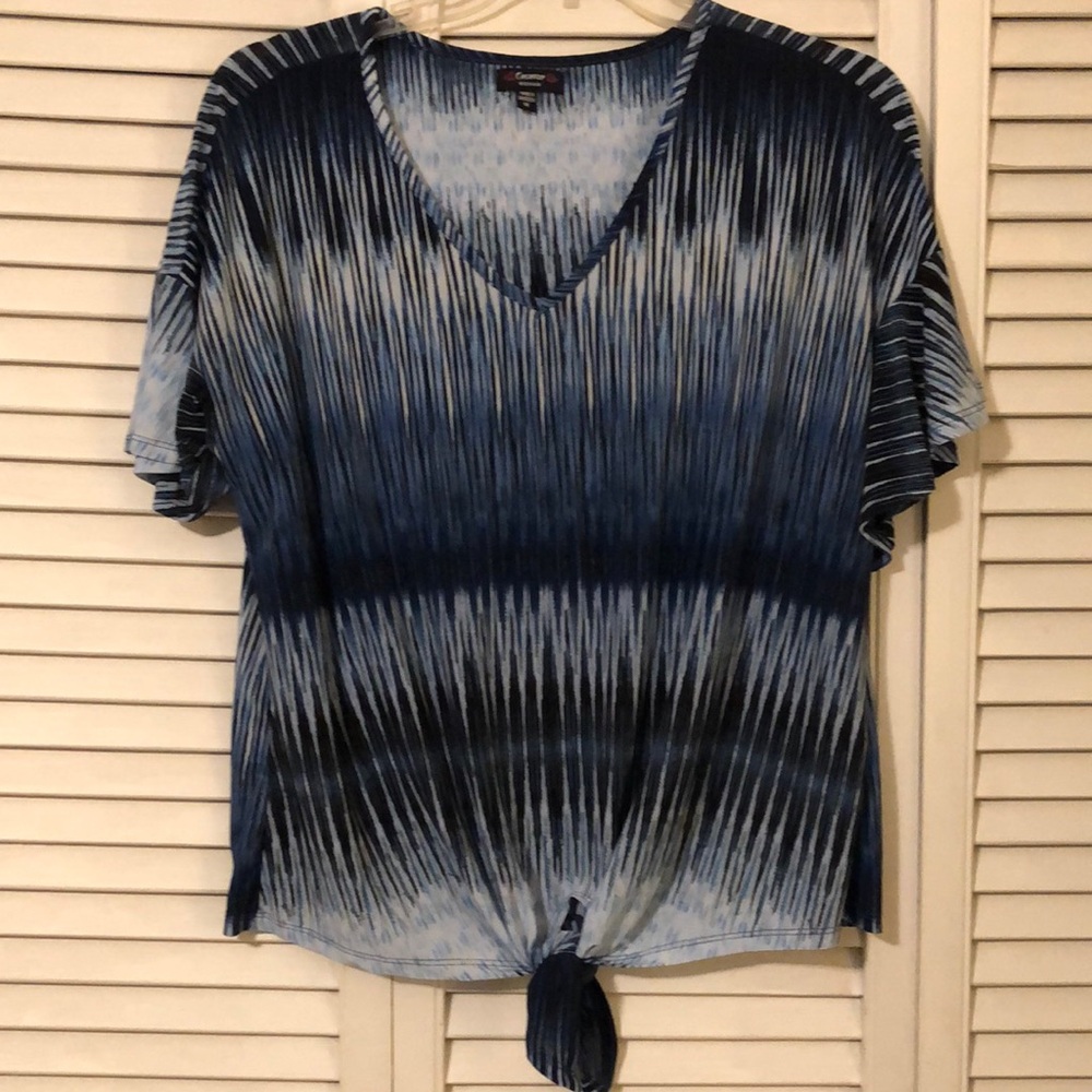 1X Blouse Short Sleeve with with a tie at the bottom